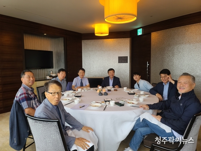 사진 가운데 창수 회장, 시계방향으로 곽윤기 선수, 노혁 부회장, 호준 부회장, 창신 부회장, 덕용 총장, 동신 부회장, 노갑 부회장이 참석했다. 