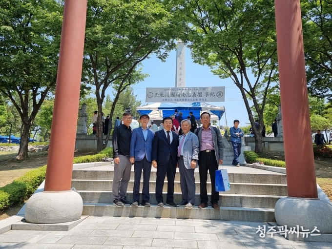 임란호국영남충의단 향사 오른쪽부터 덕용 총장, 재원 부회장, 창수 회장, 희정 부회장, 동신 부회장