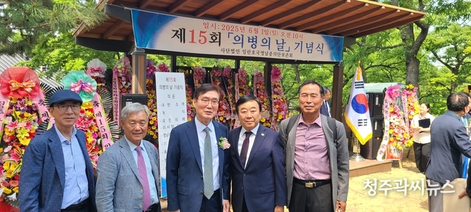 임란호국영남충의단 곽동협 이사장(가운데)과 창수 회장, 덕용 총장, 재원 부회장, 희정 부회장. 사진=동신 부회장