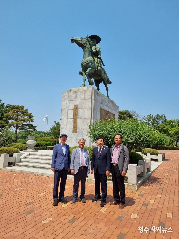 망우당공원에 있는 홍의장군 곽재우 선생 동상에서 희정 부회장, 재원 부회장, 창수 회장, 덕용 총장 사진 = 대구 동신 부회장