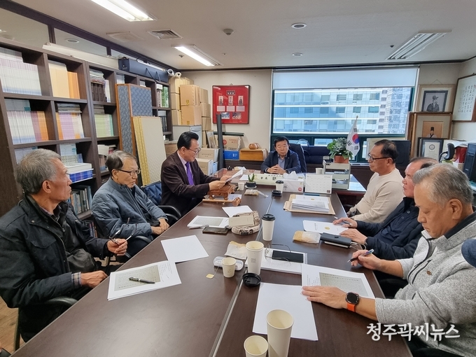 철신 부회장이 한봉고문 공덕비 설치 관련 상벌위원회를 진행하고 있다. 