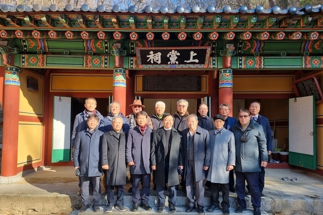 청주곽씨대종회 집행부 2025년 새해 청주 상당사 참배